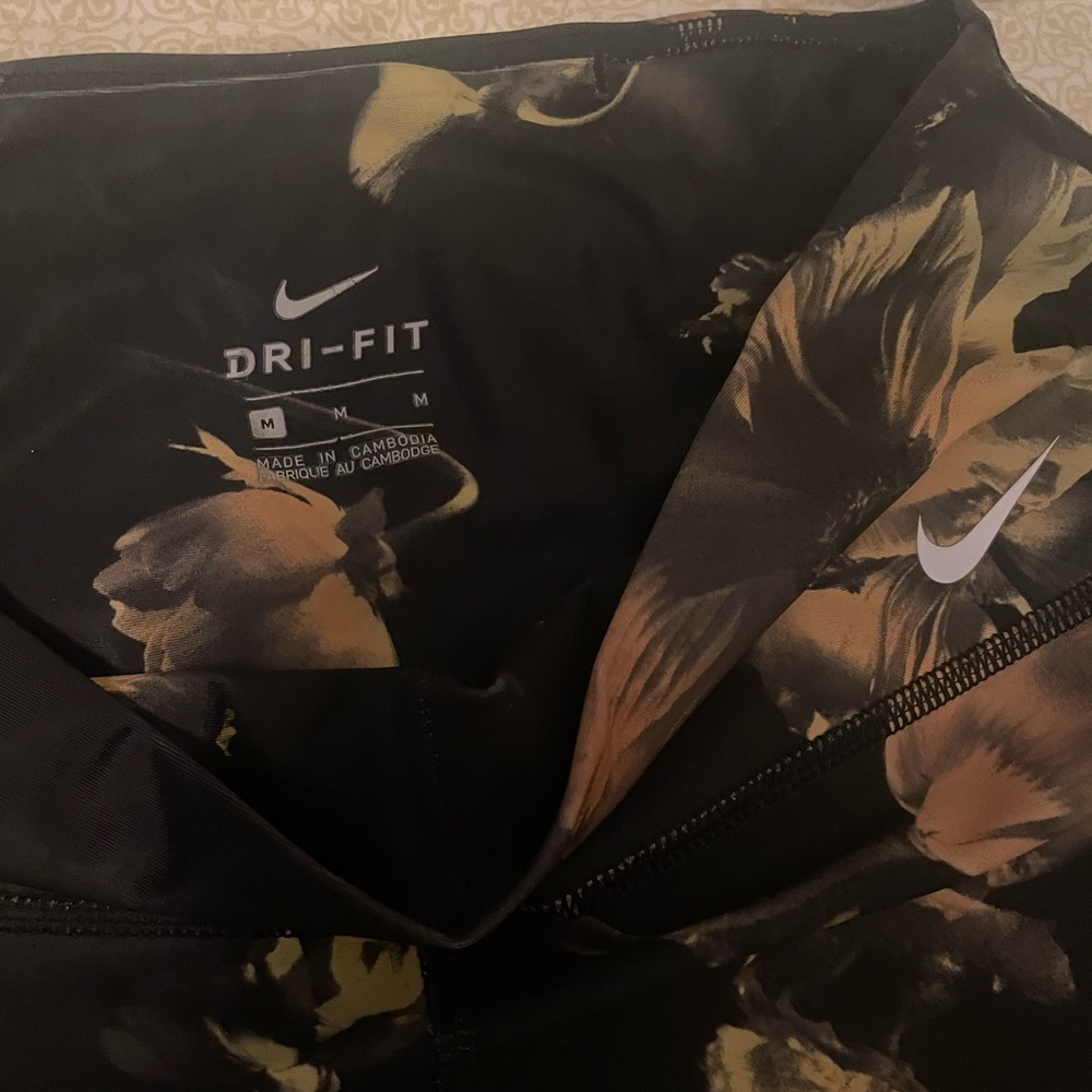 Nike leggings 💛